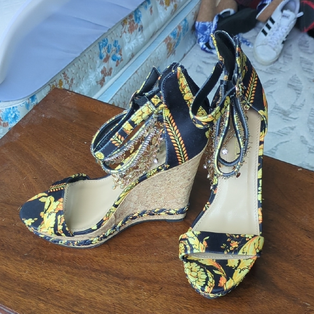 Chic Black and Yellow Wedge Shoes with Bold Design
